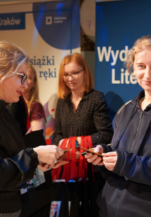 Na zdjęciu Dyrektor Biblioteki Kraków wręcza czytelniczce nagrodę.